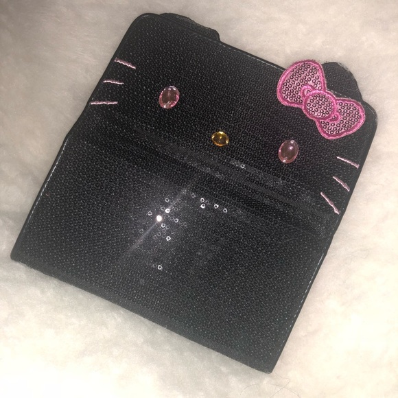 Hello Kitty Wallet - Picture 2 of 4